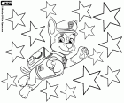 Skok na psa Chase ke hvězdám. Paw Patrol znak v době Vánoc